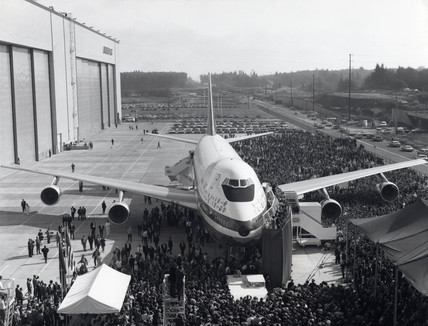 Vào ngày 30/9/1968, Boeing 747 còn được gọi với biệt danh "Jumbo Jet" lần đầu tiên được giới thiệu với công chúng. Vào thời điểm đó, Boeing 747 trở thành máy bay chở khách lớn nhất thế giới khi có 374 chỗ ngồi và nặng 300 tấn.