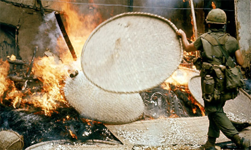 Sự kiện chấn động khác diễn ra năm 1968 chính là vụ thảm sát Mỹ Lai. Cụ thể, vào ngày 16/3/1968, binh sĩ Mỹ nhận lệnh cấp trên đã xả súng bừa bãi tại thôn Mỹ Lai thuộc tỉnh Quảng Ngãi, Việt Nam khiến hơn 500 người, phần lớn là phụ nữ và trẻ em, thiệt mạng. Thậm chí, Đại úy Ernest Medina - chỉ huy cuộc thảm sát Mỹ Lai còn ra lệnh cho binh sĩ Mỹ đốt nhà, giết vật nuôi, tàn phá các loại cây trồng và thực phẩm. Tội ác này đã gây chấn động toàn nhân loại.