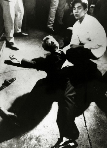 Thượng nghị sĩ Robert F. Kennedy, em trai Tổng thống John F. Kennedy, bị ám sát khi đang trong một chiến dịch tranh cử ở Los Angeles ngày 5/6/1968. Ngay sau đó, thượng nghị sĩ Kennedy được đưa đến bệnh viện và trải qua cuộc phẫu thuật não. Tuy nhiên, 26 giờ sau cuộc ám sát, ông Kennedy qua đời ở tuổi 42.