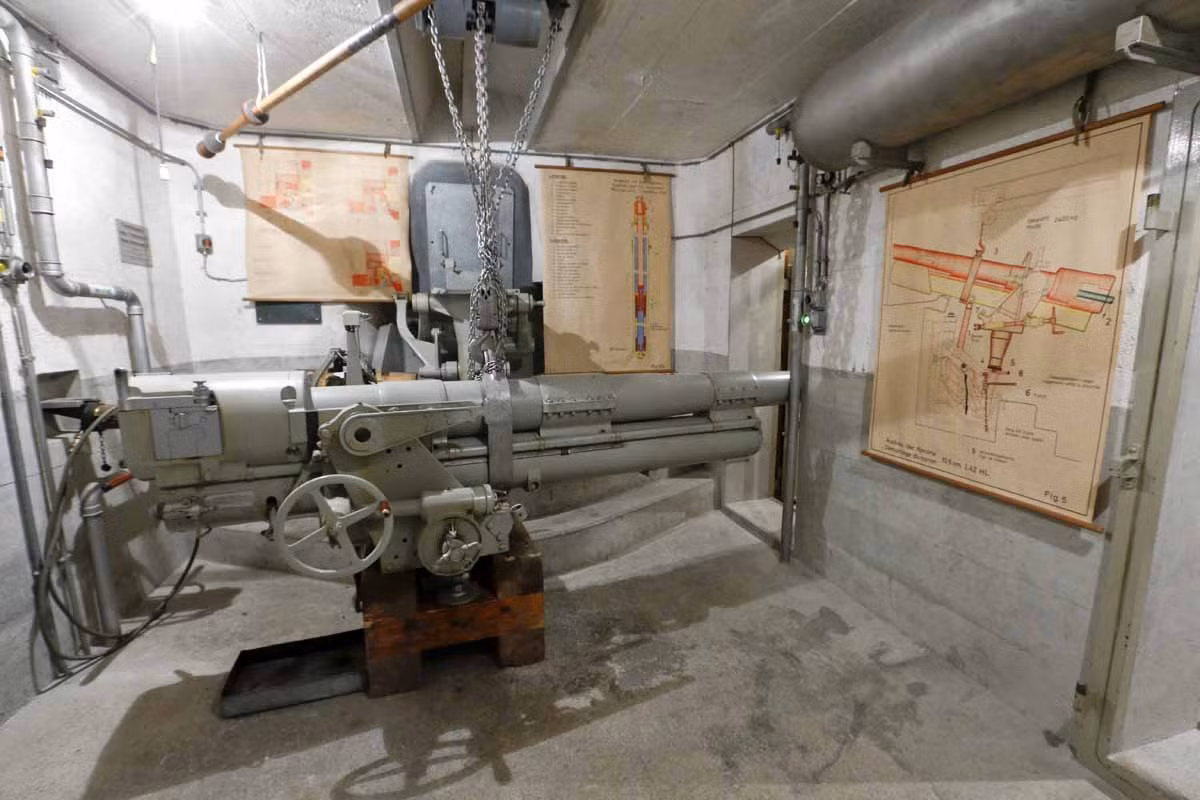 Một khẩu súng được trưng bày bên trong một boongke ở Faulensee.