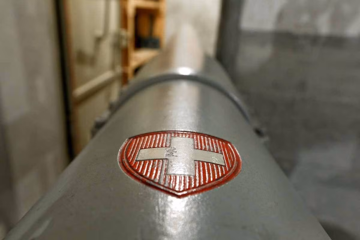 Một khẩu pháo với dấu hiệu chữ thập trắng nền đỏ của Thụy Sĩ nằm bên trong một boongke ở pháo đài cổ xưa.