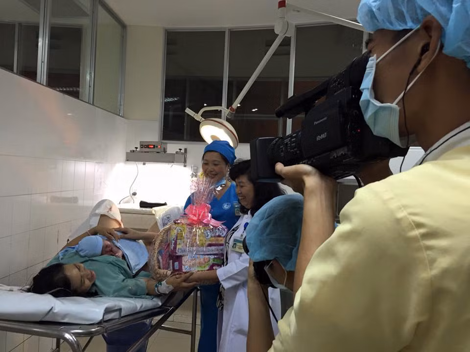 Dược sĩ Huỳnh Thị Thanh Thủy, phó giám đốc Bệnh viện Từ Dũ cùng các y bác sĩ đến chúc mừng các sản phụ vượt cạn thành công và chào đón các công dân đầu tiên của năm 2016.