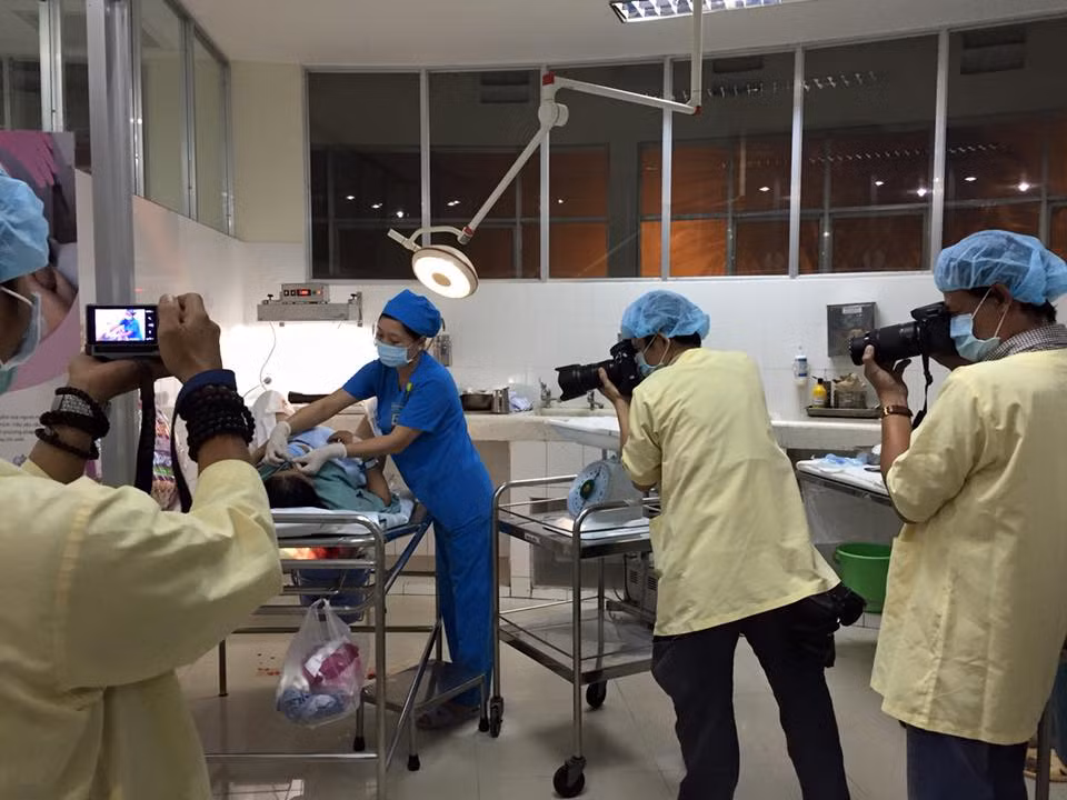 Cả 3 em bé chào đời lúc Giao thừa đều khỏe mạnh, mẹ tròn con vuông. Các phóng viên đã có mặt vào thời điểm đó để ghi lại khoảnh khắc đặc biệt này.