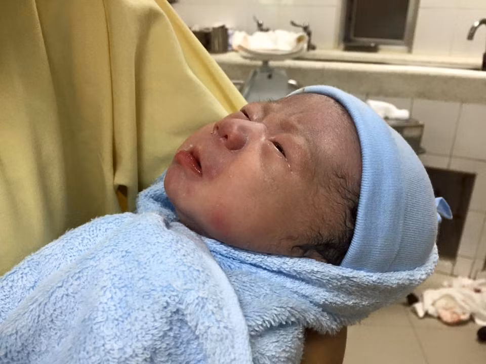 Êkíp đỡ đẻ vô cùng vui mừng khi đỡ đẻ thành công những công dân tí hon sinh vào đúng 0h năm mới.