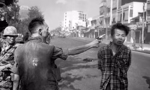 Phóng viên AP Eddie Adams giành Giải thưởng Ảnh báo chí Thế giới năm 1968 với bức ảnh Nguyễn Ngọc Loan bắn chiến sĩ đặc công Nguyễn Văn Lém ngay trên đường phố Sài Gòn ngày 1/2/1968.