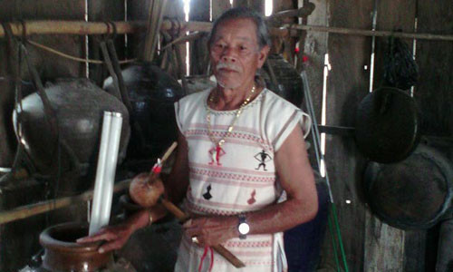 Già làng Duôm Dai K’ Bát bên những báu vật của mình.