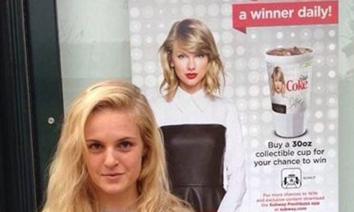 Taylor Swift bên cạnh poster nữ ngôi sao ca nhạc nổi tiếng thế giới, đồng thời cũng là chị họ của cô.