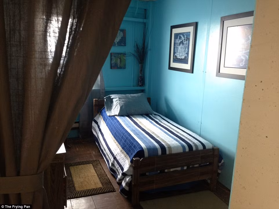 Mặc dù bị cô lập hoàn toàn nhưng Tháp Frying Pan có thể tự cung cấp thực phẩm cho con người sinh sống tại đây bằng việc đánh bắt cá. Do vậy, con người có thể hoàn toàn sinh sống thoải mái ở đây nếu ngày tận thế xảy ra.