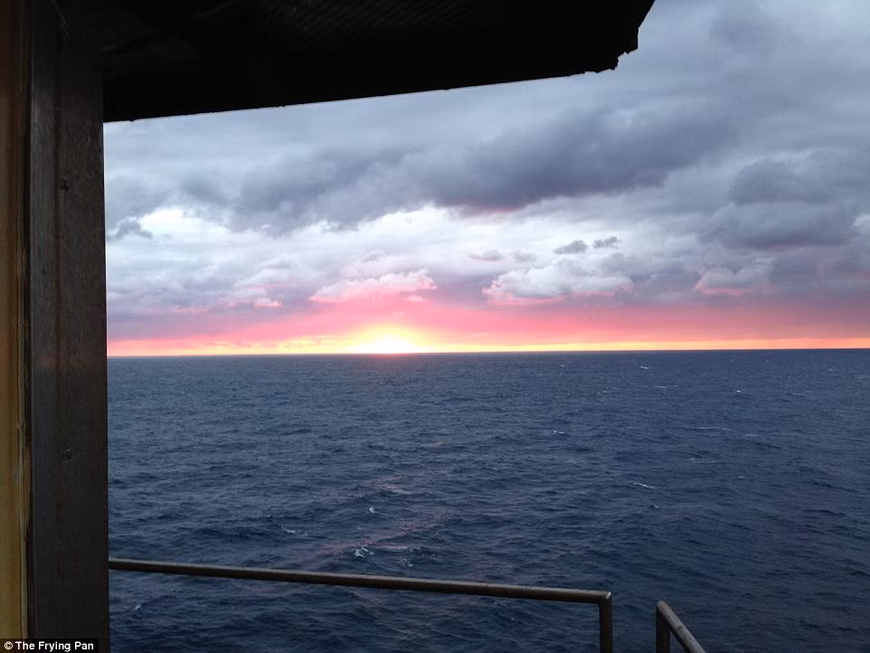 Thêm vào đó, nơi đây cũng có đầy đủ tiện nghi như một ngôi nhà bình thường như giường ngủ, điện, wifi, nhà bếp...