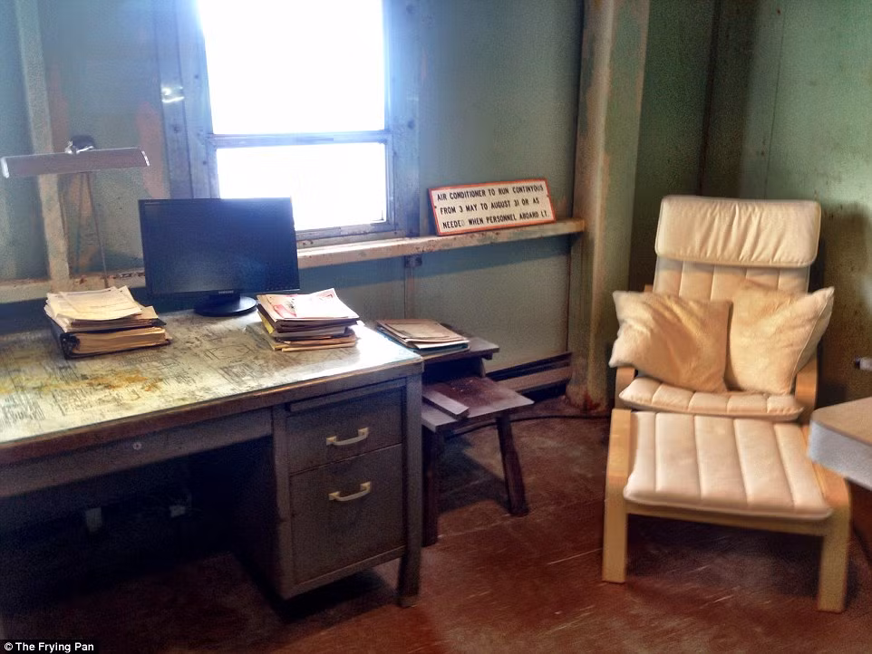 Sau khi mua Tháp Frying Pan, kỹ sư Richard Neal đã sửa chữa lại nơi đây và mở cửa đón khách du lịch đến nghỉ ngơi, thư giãn. Du khách sẽ phải trả chi phí 500 USD (không bao gồm phí di chuyển bằng trực thăng hay thuyền) cho chuyến du lịch kéo dài 2 ngày ở đây.