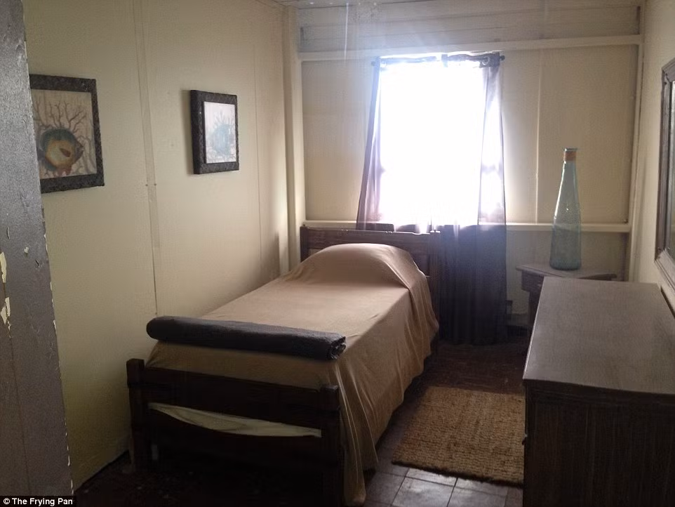 Richard Neal - kỹ sư phần mềm đến từ Charlotte đã mua Tháp Frying Pan khi nơi đây được đem bán đấu giá năm 2010.