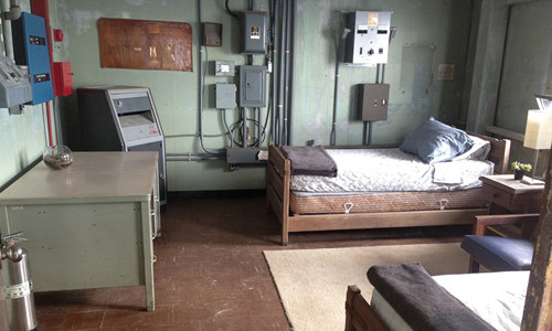 Đến cuối những năm 1970, Tháp Frying Pan bị bỏ hoang phế. Để đến được địa điểm ẩn náu lý tưởng trong ngày tận thế này, du khách chỉ có thể tiếp cận bằng thuyền hoặc trực thăng.