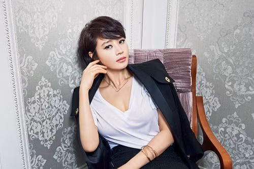 Ngoài thân hình bốc lửa, Kim Hye Soo còn khiến fan kinh ngạc với khuôn mặt tươi trẻ và nụ cười rạng rỡ.