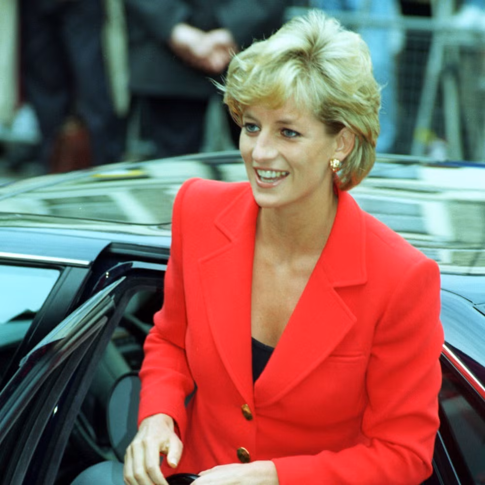 Không phải ai cũng biết, Thái tử Charles từng có thời gian ngắn hẹn hò với Lady Sarah Spencer - người chị gái của Công nương Diana.