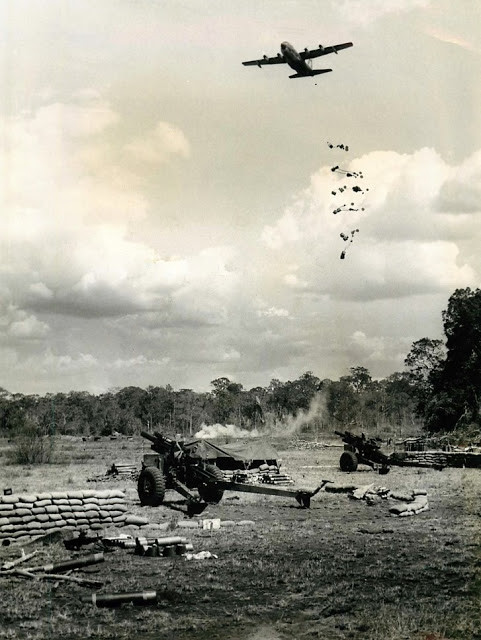 Máy bay C-130H Hercules - loại máy bay vận tải chuyên dụng của Không quân Mỹ thả đồ tiếp tế cho một đơn vị khi Mỹ triển khai cuộc hành quân quy mô lớn nhất, dài ngày nhất mang tên Junction City. Ảnh chụp tại Tây Ninh năm 1967.