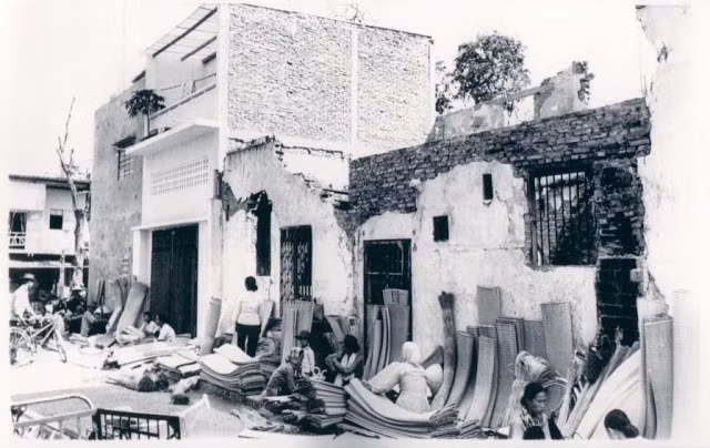 Nhiều ngôi nhà ở Bến Tre bị phá hủy trong những đợt mưa bom bão đạn trong thời chiến. Kết quả là nhiều người không còn nhà cửa, nhiều tài sản có giá trị trong nhà cũng bị phá hủy. Ảnh chụp ngày 21/2/1969.