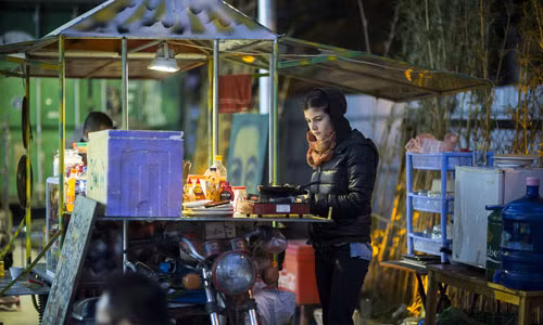 Số lượng người nước ngoài quyết định sinh sống và làm việc tại Hà Nội nói riêng, Việt Nam nói chung hiện không còn hiếm. Thế nhưng, không phải ai cũng chọn cách bán hàng rong như quán ăn lưu động của "cô Tây" có tên Eva tại Hà Nội.