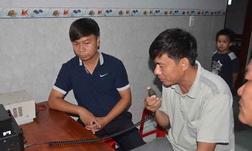 Chủ tịch UBND xã Phổ Quang đang động viên ngư dân trên biển.