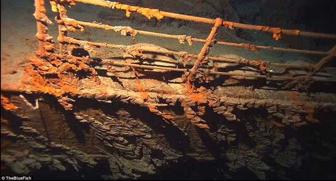 Lan can ở mạn phải, gần với mũi tàu Titanic.