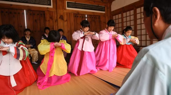 Vào dịp tết Âm lịch, người dân Hàn Quốc thường mặc trang phục Hanbok truyền thống. 3 nghi lễ quan trọng của người Hàn Quốc trong dịp tết Âm lịch đó là: nghi lễ Charye, Sebae và Sebaedon.