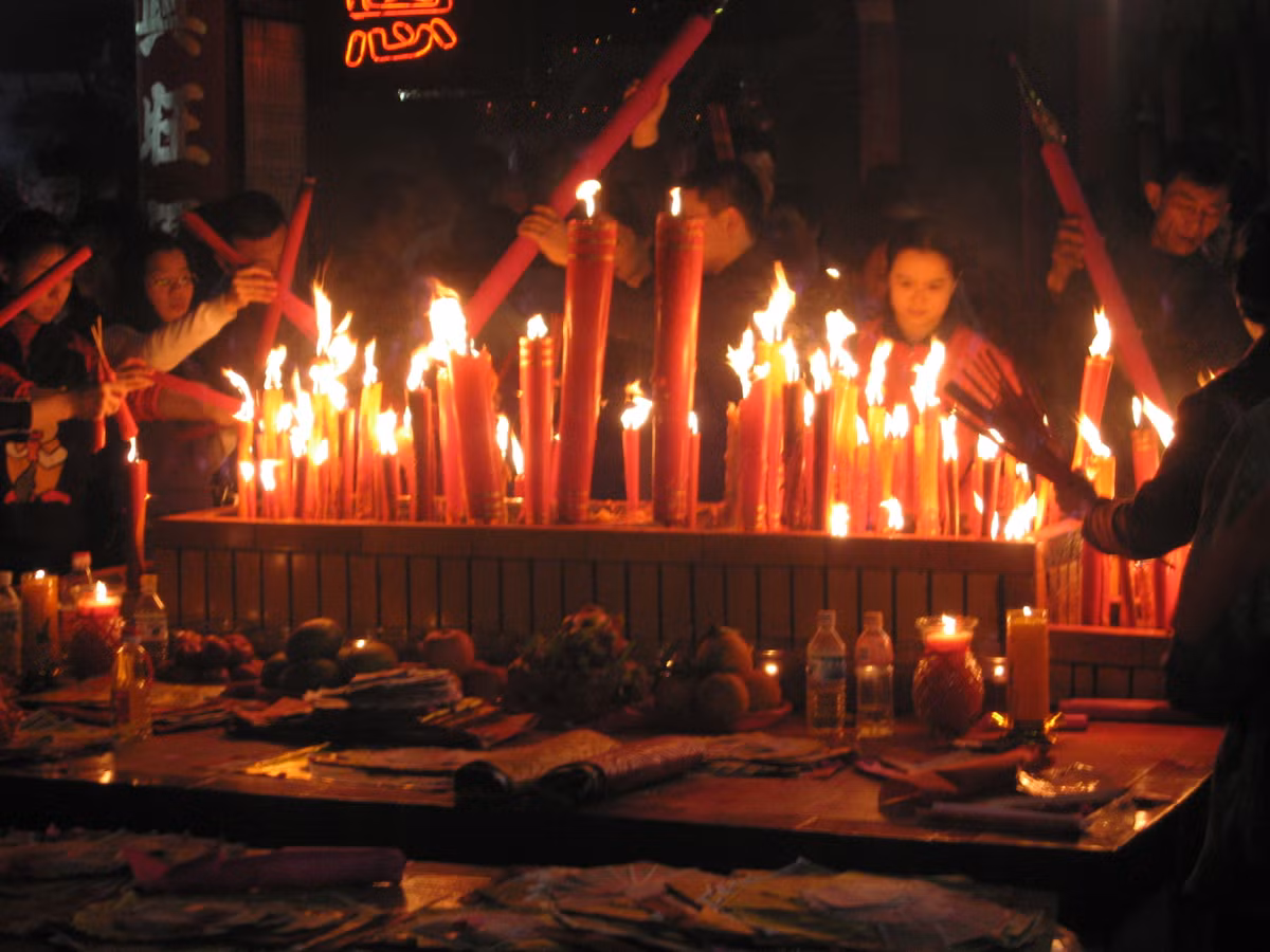 Đến ngày mùng 2, những nàng dâu sẽ về chúc tết bố mẹ đẻ, người thân, bạn bè. Ngày mùng 3 là ngày hóa vàng. Người dân đi lễ chùa cầu mong may mắn, bình an, hạnh phúc sẽ đến với bản thân và những thành viên trong gia đình.