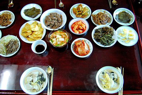 Món Ttok-kuk là món ăn không thể thiếu trong ngày đầu tiên của năm mới. Người dân Triều Tiên ăn món này vì nó có ý nghĩa "tăng xuân" và còn có ý nghĩa sẽ được thêm 1 tuổi nữa. Người dân nơi đây quan niệm sẽ thêm 1 tuổi khi hết năm cũ chứ không tính theo ngày sinh nhật như nhiều quốc gia trên thế giới.