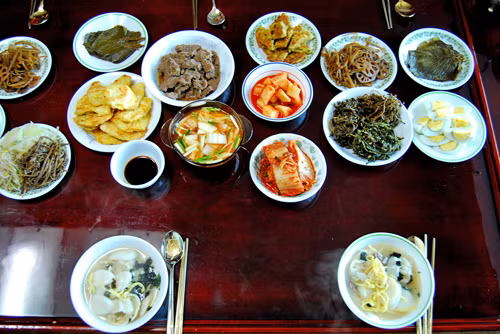 Món Ttok-kuk là món ăn không thể thiếu trong ngày đầu tiên của năm mới. Người dân Triều Tiên ăn món này vì nó có ý nghĩa "tăng xuân" và còn có ý nghĩa sẽ được thêm 1 tuổi nữa. Người dân nơi đây quan niệm sẽ thêm 1 tuổi khi hết năm cũ chứ không tính theo ngày sinh nhật như nhiều quốc gia trên thế giới.