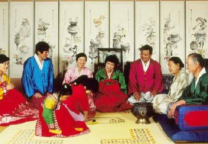 Đối với nghi lễ Charye, các thành viên trong gia đình người Hàn Quốc sẽ bái lạy trước bàn thờ để tỏ lòng tôn kính tổ tiên, những người đã khuất. Kế đến là nghi lễ Sebae với việc những người trẻ tuổi trong gia đình bái lạy, chúc thọ những người lớn tuổi trong nhà.