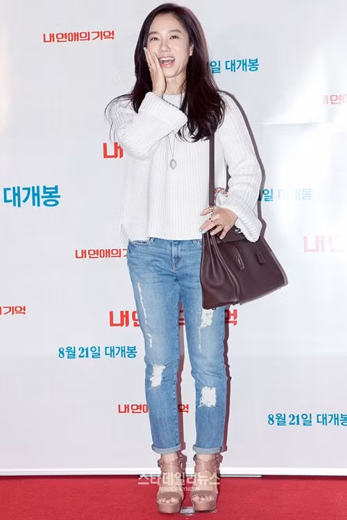 Phong cách thời trang giản dị, năng động của Park Yoo Mi khiến nhiều người nghĩ cô chỉ hơn 20 tuổi.