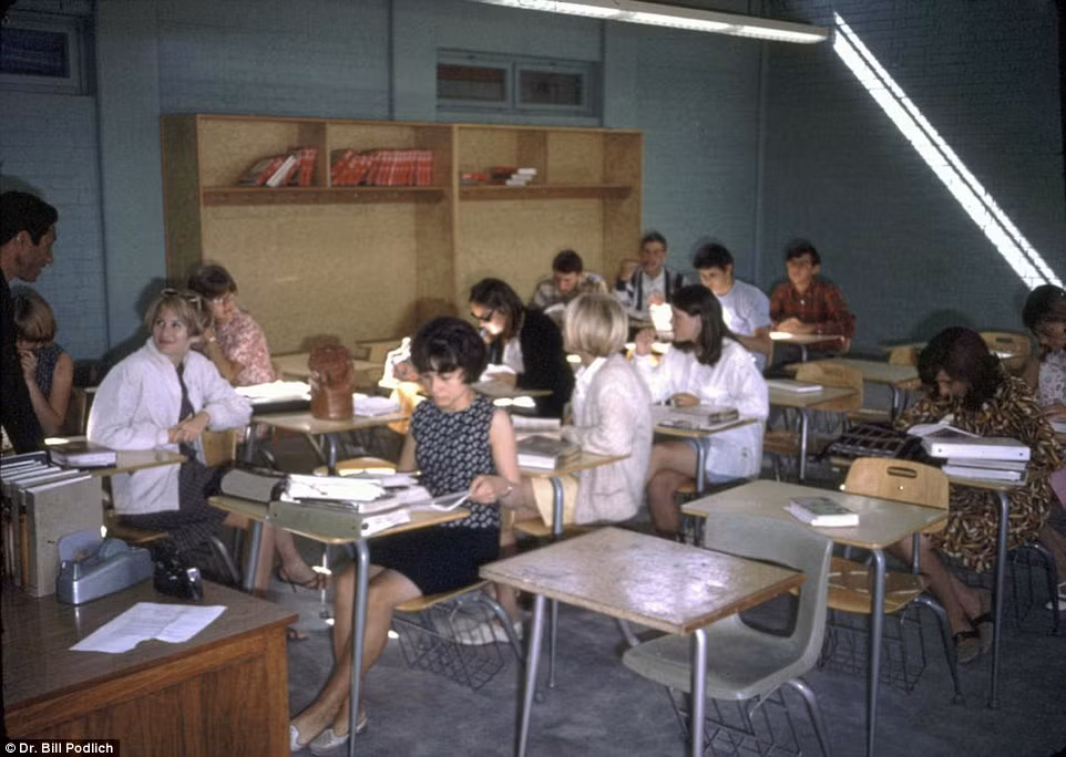 Đây là một lớp học tại trường quốc tế Mỹ ở Kabul. Đây cũng là nơi hai con gái của giáo sư Podlich theo học.