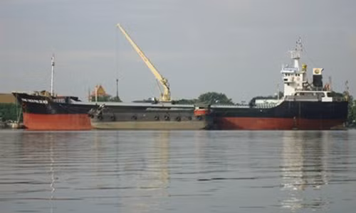 Tau cho hang Viet Nam gap tai nan, chim tren bien Myanmar