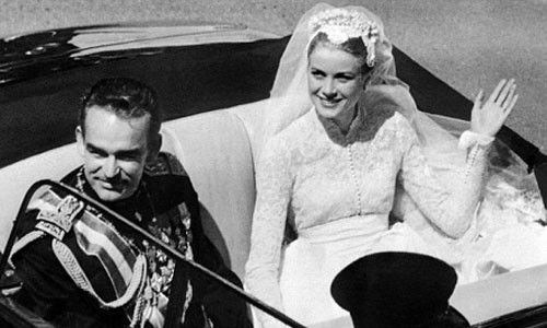 Tháng 4/1956, ngôi sao màn bạc Holywood Grace Kelly kết hôn với Hoàng tử Monaco Rainier III. Hai người gặp nhau tại một buổi tiệc chiêu đãi của Liên hoan phim Cannes năm 1956 và kết hôn chỉ 2 tuần sau cuộc gặp mặt đó.