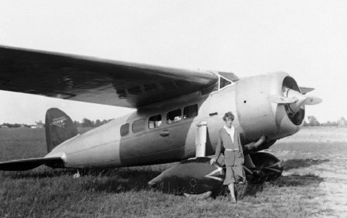 Ngày 21/5/1932, Amelia Earhart trở thành người phụ nữ đầu tiên một mình điều khiển máy bay băng qua Đại Tây Dương. Tuy nhiên, 5 năm sau đó, nữ phi công này biến mất một cách bí ẩn trong hành trình bay vòng quanh thế giới. Hiện đây là một trong những vụ mất tích bí ẩn nhất thế giới.