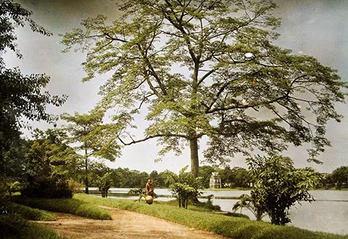 Một bức ảnh về Hồ Gươm với con đường đất bao quanh. Thật là một hình ảnh khác biệt với những con phố nhộn nhịp, sầm uất bên Hồ Gươm hiện tại. Duy chỉ có Tháp Rùa là vẫn thế.