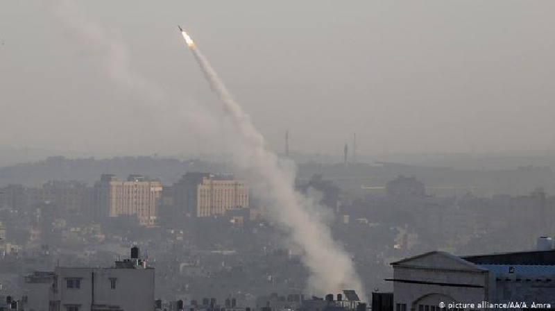 Đối mặt với đoàn xe Hummer của quân Israel, Hamas đã trực tiếp phóng tên lửa chống tăng “Red Arrow-8” và rocket chống giáp Yasin 105, khiến quân Israel hoảng loạn. Sau đó, mặc dù lực lượng tiếp viện của Israel đã đến, nhưng tình thế vẫn không thể cứu vãn. Khi đối mặt với xe tăng chủ lực “Merkava” của Israel tiến vào chiến trường, Hamas đã sử dụng rocket 85mm để chặn đứng. Kết quả là, khi toàn bộ xe tăng bị phá hủy, đại đội bộ binh cơ giới trang bị vũ khí Mỹ của Israel đã bị đánh tan trong vòng 5 phút. Cuối cùng, chỉ có một số ít binh sĩ Israel sống sót và thoát khỏi vòng phục kích. Ảnh: dpa.