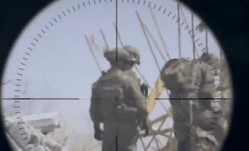 Thấy quân Israel mắc bẫy, Hamas đã chuẩn bị phục kích trên con đường mà đại đội bộ binh cơ giới Israel chắc chắn phải đi qua. Khi đoàn xe Hummer của Đại đội 5460 Israel di chuyển nhanh trên đường cao tốc tiến về khu vực mục tiêu, Lữ đoàn Qassam của Hamas đã phái máy bay không người lái theo dõi vị trí đoàn xe Israel, đồng thời mai phục ở hai bên đường. Ảnh minh họa: CNN.