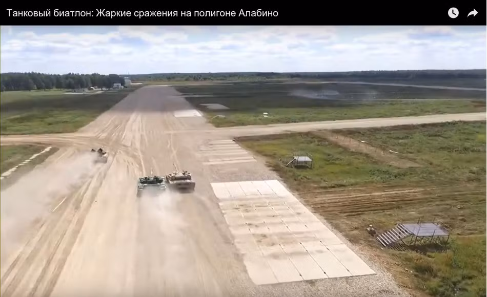 Các hình ảnh cho thấy dường như đội Trung Quốc và đội Nga chỉ quan tâm tới cuộc đua của mình, hoàn toàn bỏ qua chiếc T-72B3 của đội khác chạy đường riêng.