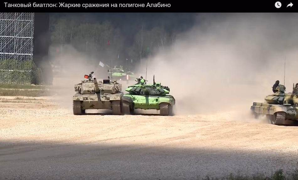 Ban đầu, T-72B3M của Nga vượt lên trước Type 96B một cự ly xa, nhưng ngay sau đó chiếc Type 96B nhanh chóng bám sát đuôi rồi chạy ngang hàng.