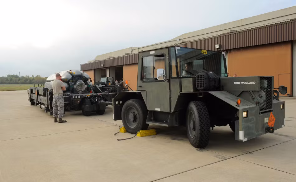 Mỗi quả tên lửa AGM-86 có trọng lượng lên tới 1,4 tấn, mà một giá phóng CSRL mang tới 8 quả. Như vậy, tổng trọng lượng của CSRL mang đủ đạn sẽ rất lớn, buộc phải dùng tới các thiết bị cơ giới mới có thể lắp được chúng vào khoang bom B-52.