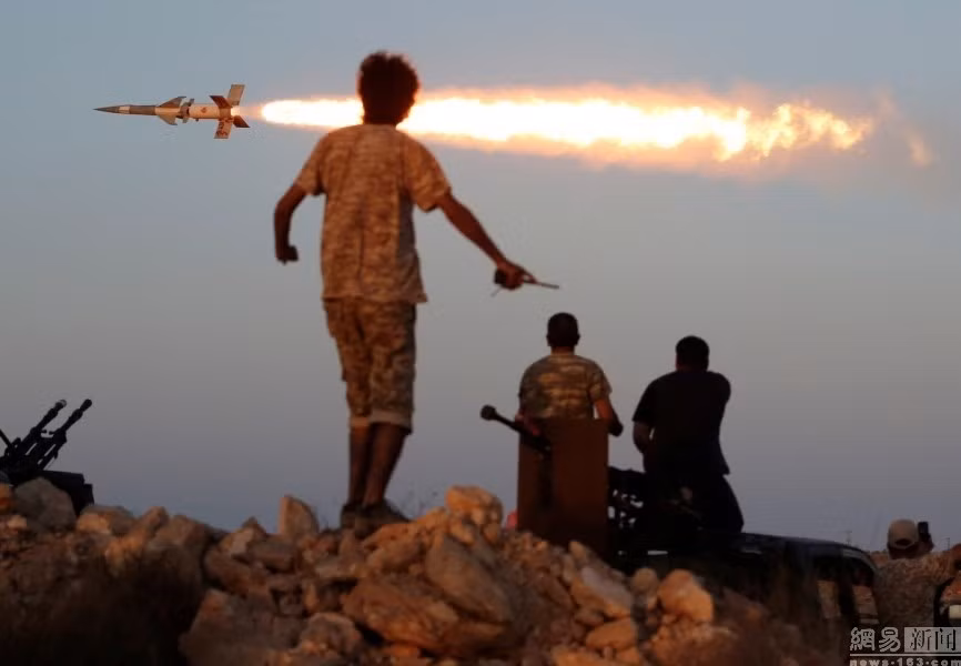 Tên lửa SA-3 được thiết kế với phần chiến đấu kiểu nổ phá mảnh nặng 60kg có thể tạo ra vùng bán kính sát thương cực kỳ nguy hiểm tới mục tiêu trên không, nhưng là quá yếu để gây ra thiệt hại lớn trên mặt đất.