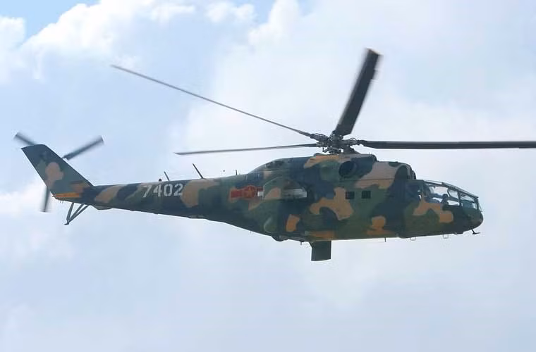  Trực thăng tấn công Mi-24 mà KQND Việt Nam có trong biên chế được thiết kế cho vai trò chính là tấn công tiêu diệt các loại xe tăng chủ lực trên chiến trường, các loại xe chiến đấu bộ binh, xe bọc thép chở quân và các công sự kiên cố. Bên cạnh đó, vai trò thứ yếu của Mi-24 là khả năng chở binh sĩ chiến đấu. Đây là điều độc đáo riêng trên dòng trực thăng này, không có loại máy bay trực thăng tấn công nào trên thế giới sở hữu.