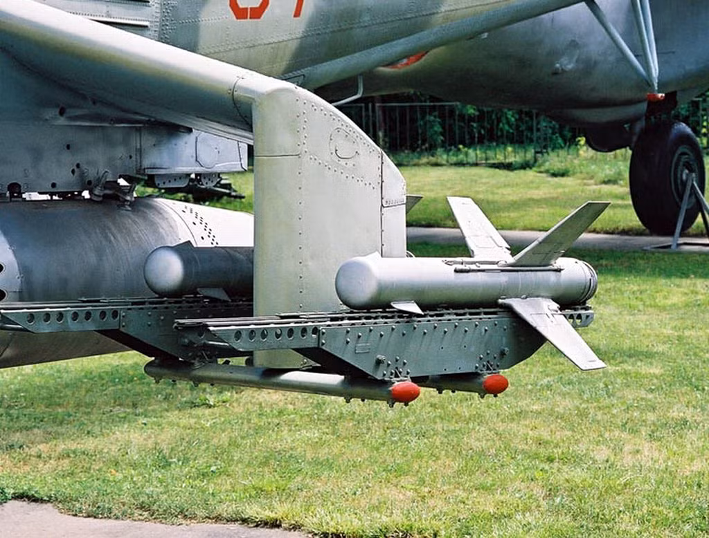 AT-2 được xem là tổ hợp tên lửa chống tăng đầu tiên của Liên Xô có khả năng triển khai trên trực thăng. Ban đầu, chúng được trang bị thử nghiệm trên phiên bản vũ trang của trực thăng vận tải Mi-4AV, sau đó là Mi-8 và cuối cùng là trực thăng tấn công Mi-24 và các phiên bản sau này của nó (như Mi-24D, Mi-25).