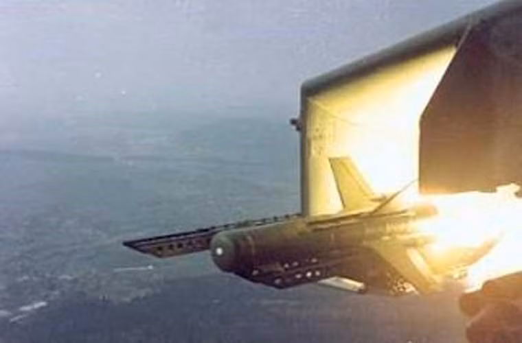 Tên lửa được trang bị động cơ rocket nhiên liệu rắn cho tầm bắn 500m tới 2,5km, sau tăng lên 3,5km với phiên bản AT-2B ra mắt năm 1973.