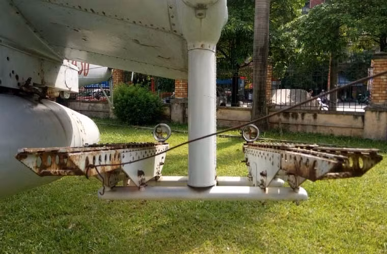 Trực thăng tấn công Mi-24 của Việt Nam thuộc thế hệ đầu của dòng “xe tăng bay” này, cho nên thiết kế mang vác tên lửa chống tăng của nó kém hơn thế hệ hiện đại như Mi-24V, Mi-35M… Cụ thể, Mi-24A của Việt Nam chỉ mang được 4 tên lửa chống tăng. Ảnh: Hai trong 4 ray phóng lắp đạn tên lửa chống tăng trên Mi-24 của Việt Nam tại Bảo tàng PK-KQ.