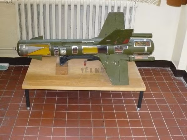 AT-2 là định danh của NATO dành cho tổ hợp tên lửa chống tăng 3M11 Fleyta do Nudelman OKB-16 phát triển theo yêu của Hồng quân Liên Xô. Nó chính thức đưa vào phục vụ năm 1964.