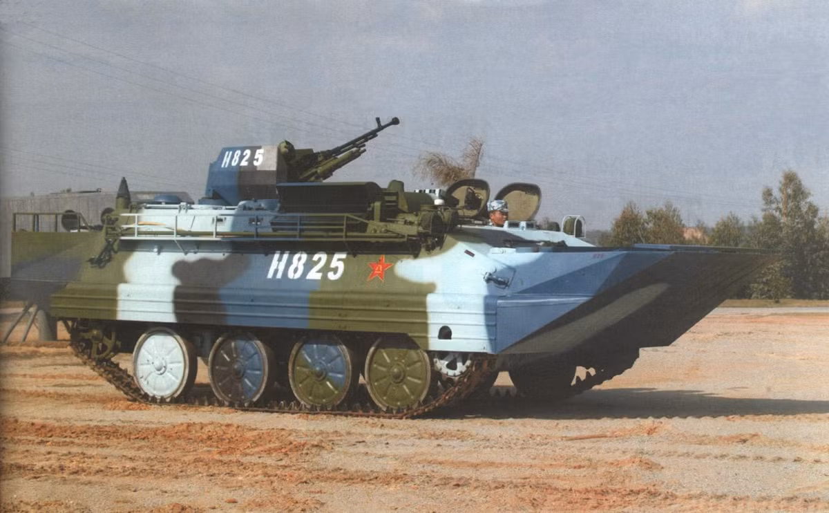 Type 77 sử dụng khá nhiều thành phần trên xe bọc thép chở quân Type 63 – không lạ khi bánh truyền động của Type 77 giống hệt Type 63 (trong ảnh). Tuy nhiên, Type 77 trang bị động cơ khỏe hơn - loại 12150L-2 12 xy lanh, công suất 402 mã lực cho tốc độ tối đa đến 60km/h (trên BTR-50 chỉ đạt được 44km/h), tầm hoạt động 370km.