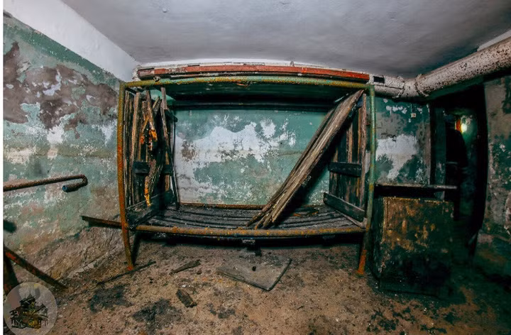 Lương thực và thức ăn được trữ sẵn trong 3 ngày. Sau thời điểm này, mọi người có thể ra khỏi hầm trú ẩn và sơ tán đến nơi an toàn.