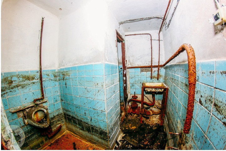 Các căn hầm trú ẩn được xây dựng bên trong những tòa nhà lớn, nhà máy và trụ sở chính quyền thành phố.