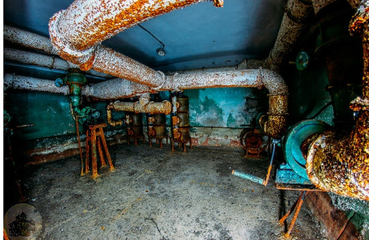 Mỗi hầm trú ẩn hạt nhân có một bể chứa nước sạch và máy phát điện diesel. Ở một số nơi hiện đại hơn còn có cả tủ lạnh.