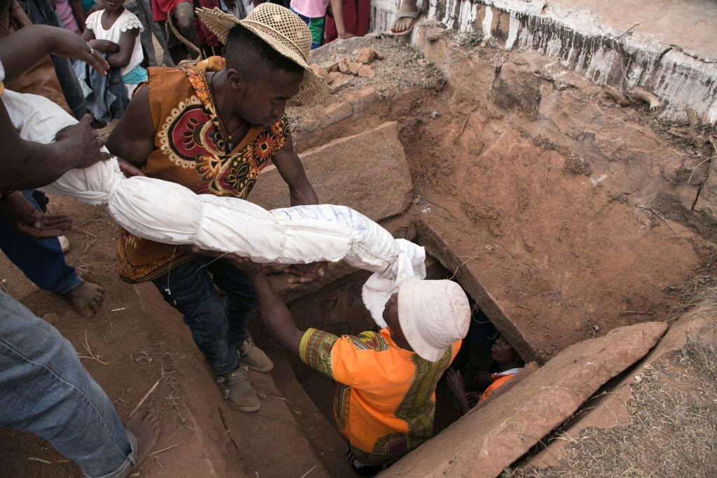 Người Malagasy ở Madagascar có nghi lễ gọi là famadihana. Theo đó, sau 7 năm, thi thể của những người quá cố được đưa ra khỏi mộ. Người thân sẽ bọc thi thể trong vải trắng và vác thi thể nhảy múa quanh làng. Người Malagasy tin rằng nghi thức này là cách xin tổ tiên ban phước lành cho họ. Ảnh: The Culture Trip.